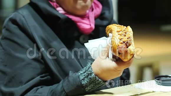 老年女性咬和咀嚼脂肪热狗，不健康饮食，健康问题