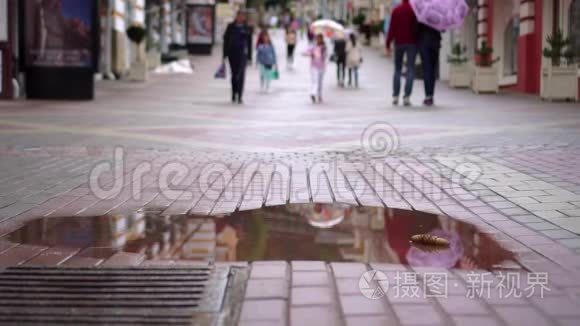 人们在雨中漫步视频