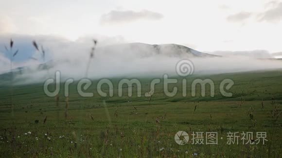 傍晚雾中的山景视频