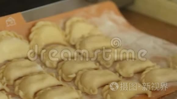 女人手包起来填面团做饺子4K特写