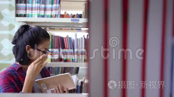 学生在图书馆看书时学习