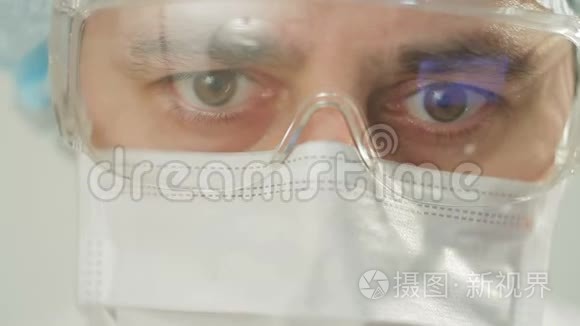 医生戴口罩及护目镜的面部特写视频
