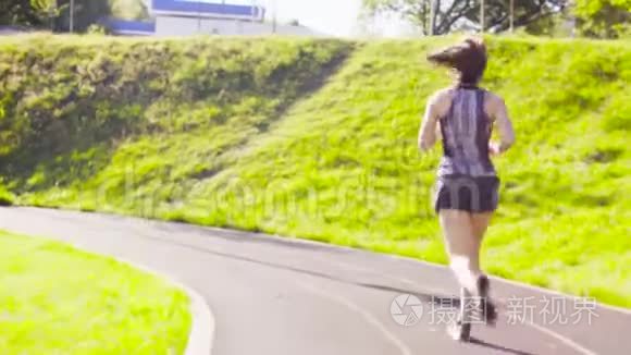 年轻女子在体育场跑步