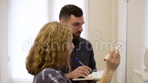 学生在教室里一起学习汉字视频