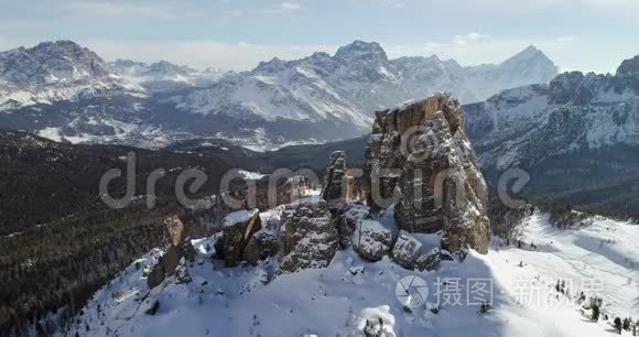 向前空中向雄伟的Cinque Torri岩石坐骑展示森林山谷。 晴天，天空多云。 冬季