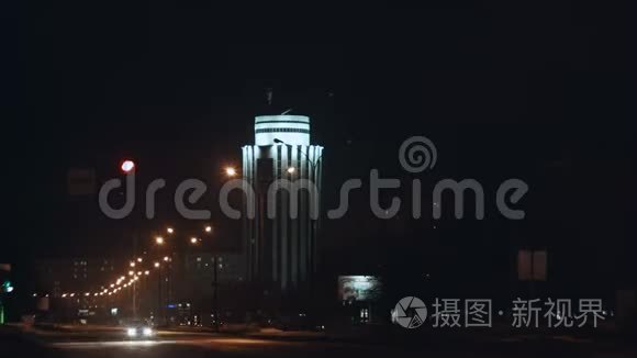 夜城大道，交通繁忙，摩天大楼林立