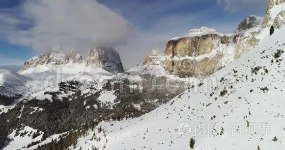 前方空中的雪谷与森林在波多伊关山。 晴天，天空多云。 冬季白云