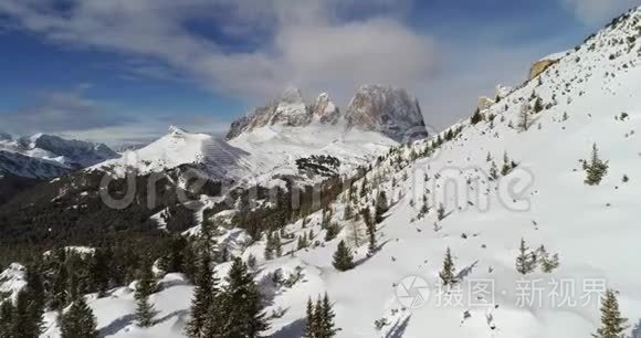 前方空中的雪谷与森林在波多伊关山。 晴天，天空多云。 冬季白云