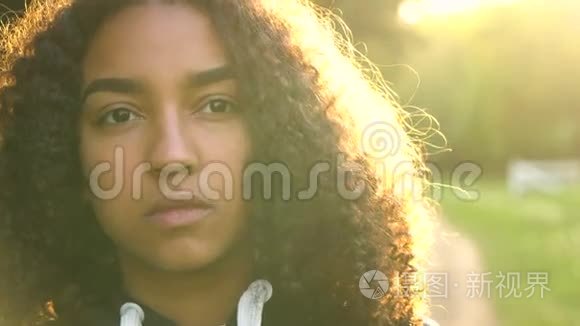 美国黑人少女少女女青年看着悲伤或沉思的背影，夕阳西下