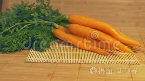 新鲜的胡萝卜放在桌子上