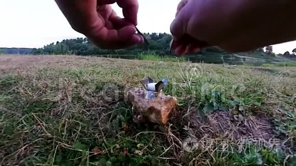 在新鲜空气中野外烹饪视频