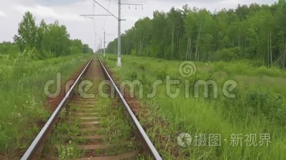 铁路和遥远的火车前进视野视频