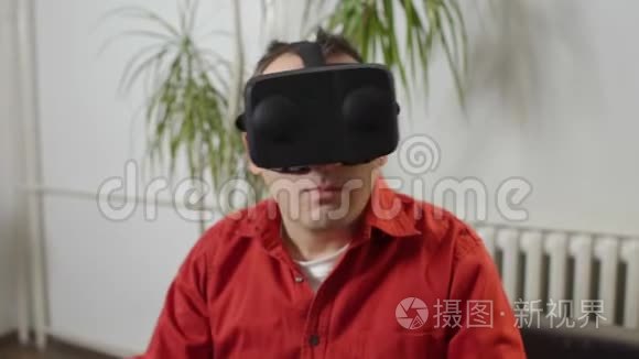 身穿红衫的男士在家里穿上虚拟现实享受