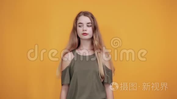 可爱的年轻白种人女人大声喊叫，宣布一些事情