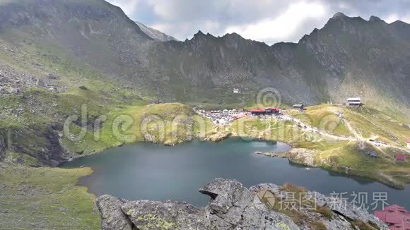 高山环绕的高山冰川湖