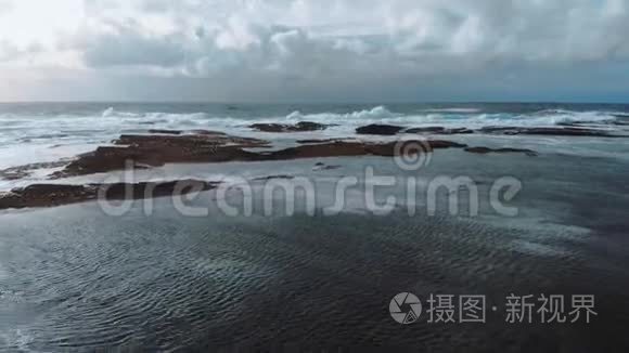 汹涌的海浪冲击着基基的岩石湾视频