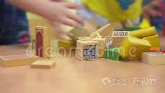 学前教育-幼儿园里快乐的孩子们一起玩