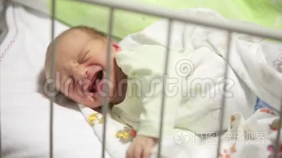 新生儿在医院里哭视频