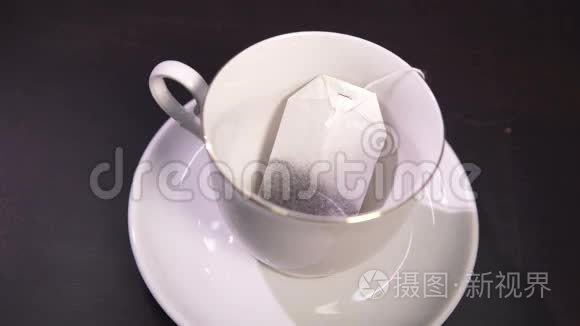 把茶倒入一杯茶中视频