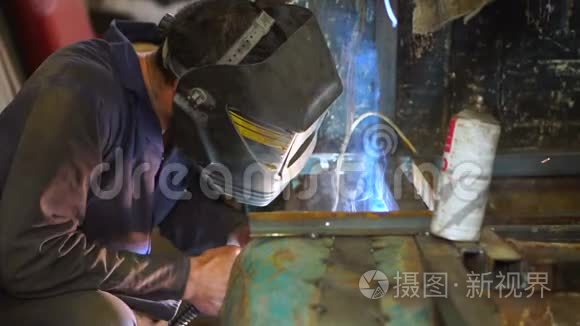 戴口罩的工人使用焊机视频