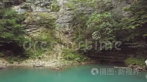 山林鸟瞰碧水岩崖美江视频