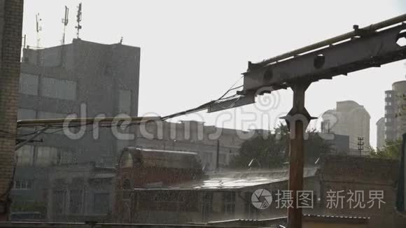 在雨中缓慢运动的工业建筑