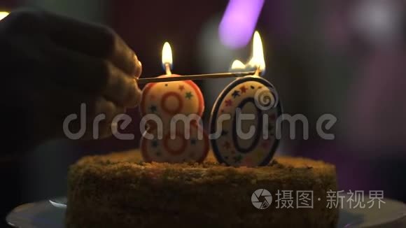 手工点燃蜡烛生日蛋糕，80周年庆典，美味甜点