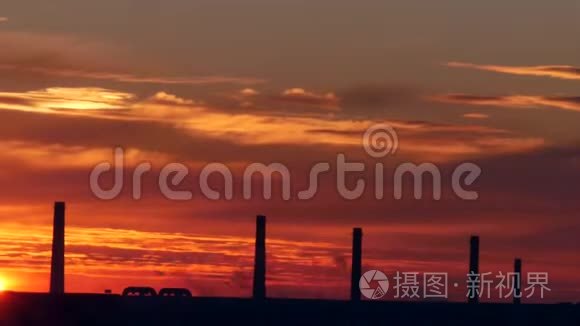 随着城市建筑上夏季早晨的日出时间的流逝