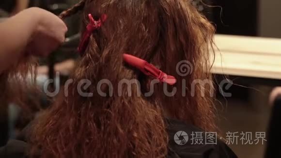 在美容院留长发的女人去吹吹风视频