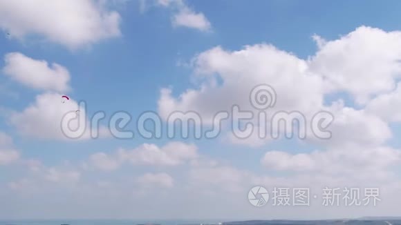 航空节特技跳伞降落鸟瞰图视频