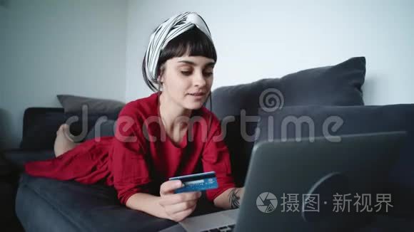 漂亮的黑发女孩在网上买的视频
