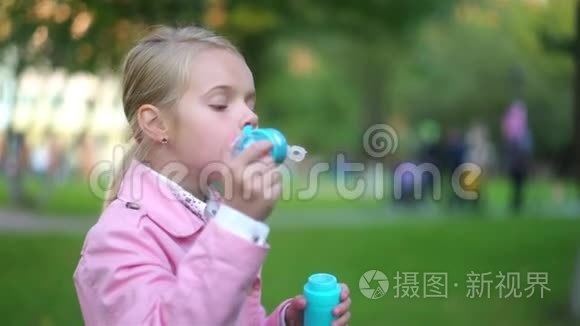 可爱的小女孩在外面玩肥皂泡