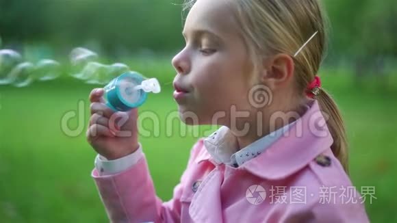 小女孩在外面玩肥皂泡