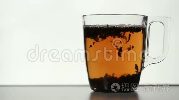 透明杯中茶叶的落叶视频