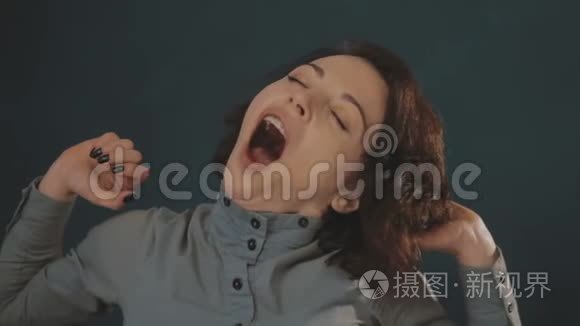 女人打哈欠视频素材