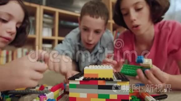 三个孩子在家玩乐高积木视频