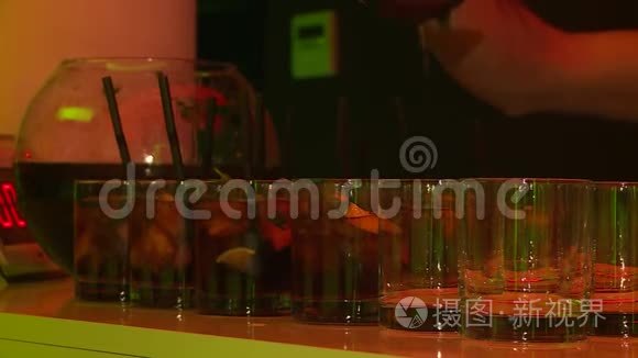 鸡尾酒酒吧里有酒视频