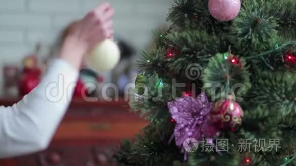 漂亮女孩用球装饰圣诞树视频