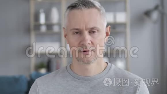 中老年白发男子思想画像视频