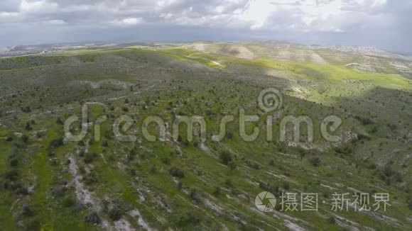 鸟瞰地中海丘陵景观，简单的自然美