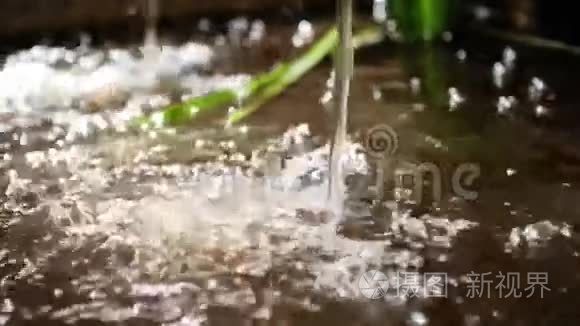 水从水龙头流入水池视频