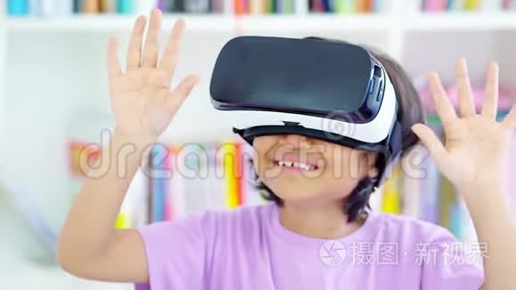 小女孩戴着虚拟现实耳机视频
