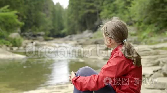 坐在河岸上的孩子视频