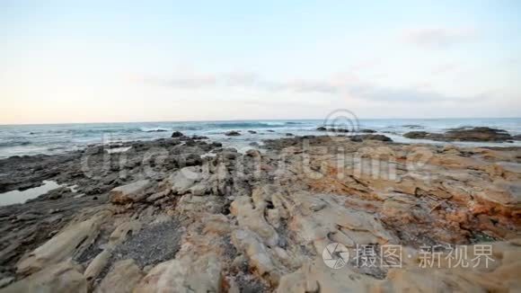 石海岸背景下一道如诗如画的海景.. 野生石滩