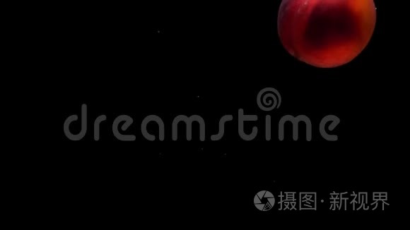 熟桃在黑底透明水下视频