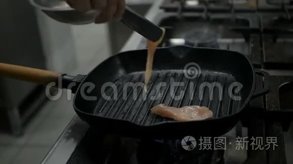 在餐厅厨房的烤盘里烤切火鸡片视频