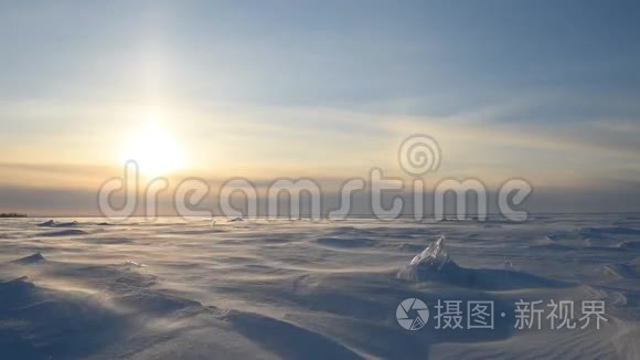 一个人走过雪地里的暴风雪