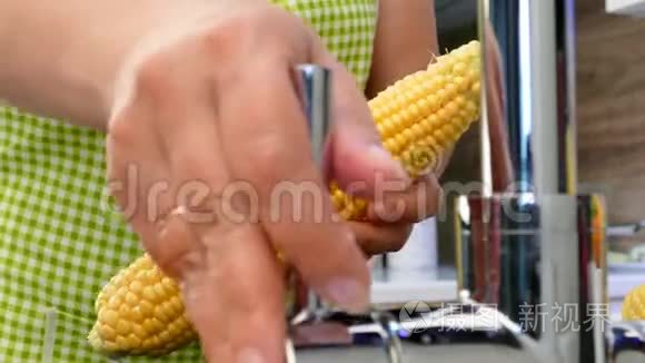 手在水龙头下洗玉米视频