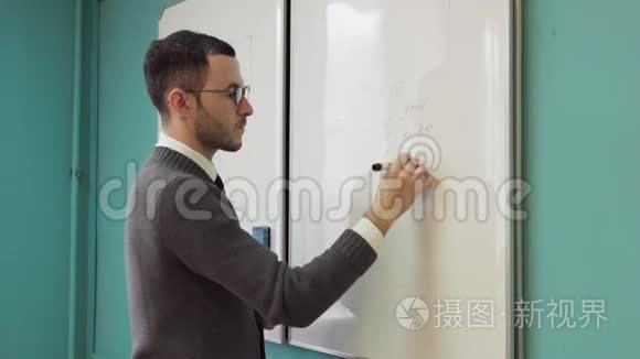 男老师在教室里写白板视频