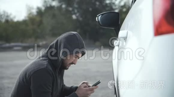 小偷用手机在车视频